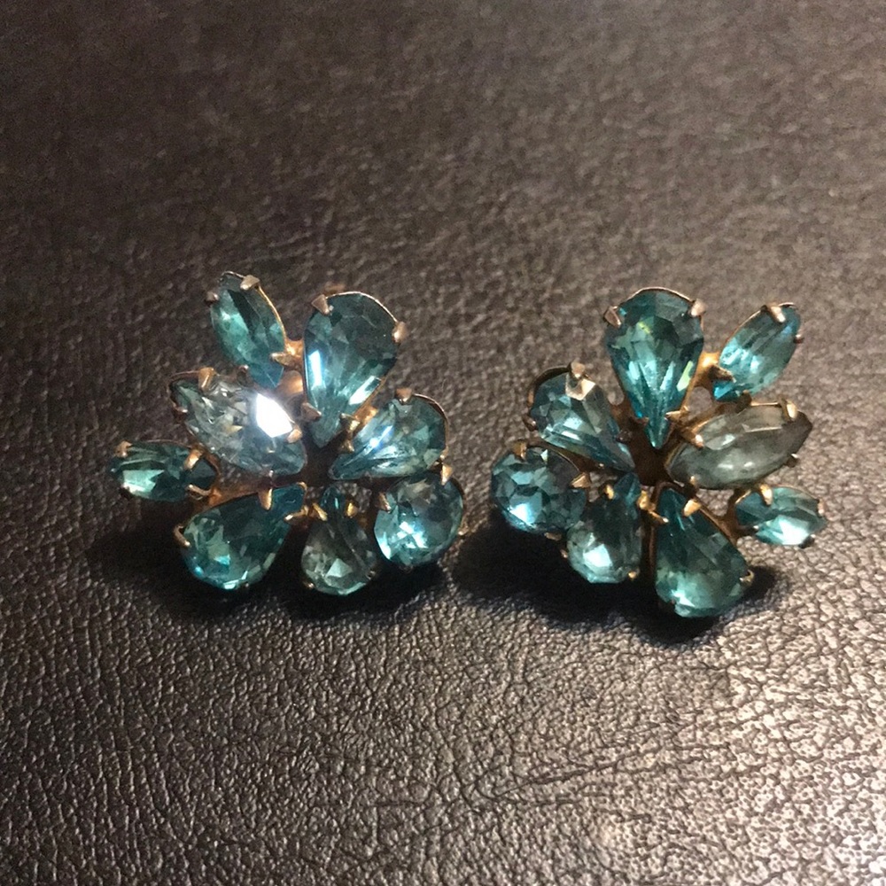 Vintage Aqua Blue Teardrop Rhinestone earrings Screwback..,, BEAUTIFUL